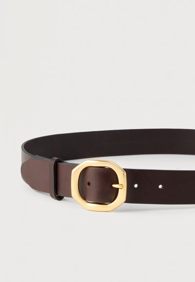 Καφέ δερμάτινη ζώνη με οκταγωνική χρυσή αγκράφα και δύο τρύπες ρύθμισης σε λευκό φόντο.