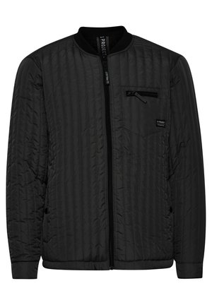Crna jakna bomber od quilted materijala s patentnim zatvaračem, rebrastim ovratnikom i džepom na prsima s patentnim zatvaračem. Glatka tekstura s vertikalnim šavovima.