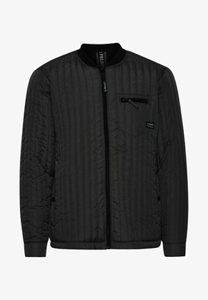 Svart quiltet bomberjakke med glidelås, ribbestrikket krage og en brystlomme med glidelås. Glatt overflate med vertikale sømmer.