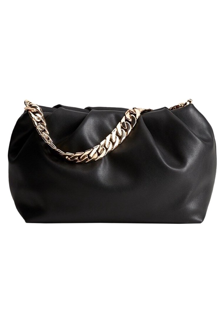 Sac à main en cuir noir au design froissé, avec une poignée en chaîne dorée. Le matériau a une texture lisse et mate.