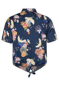 Kortærmet skjorte i navy stof, med et blomstermønster med kraner og detaljerede design. Inkluderer en sløjfedetalje på ryggen.