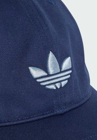 Mornarska kapa za bejzbol s strukturiranim dizajnom, s svetlo modrim vezom logotipa i tri pruge kao naglasak s prednje strane. Meka tekstura tkanine.