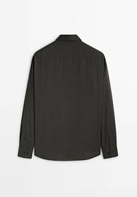 Czarna szara koszula z długim rękawem wykonana z teksturowanej tkaniny, z klasycznym kołnierzykiem, mankietami na guziki oraz prostym dołem z tyłu.