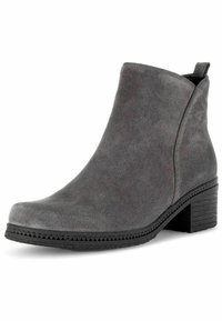 Botín de ante gris con tacón cuadrado, punta redondeada y tirador en la parte trasera, presentado sobre un fondo blanco.