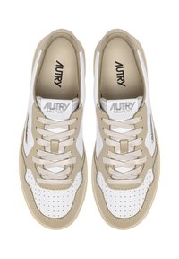 Sneakers bianche e beige con dettagli traforati, chiusura con lacci e marchio sulla linguetta. Realizzate in pelle e materiali sintetici.