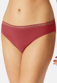 Bordeauxfarvet bomuldsbikini med en glat finish, med en delikat bølget blondekant i grå langs taljebåndet. Ingen yderligere mønstre.