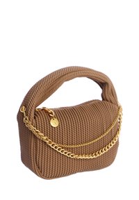 Bolso de mano marrón texturizado con un asa curvada acolchada y dos cadenas decorativas doradas, una gruesa y otra delgada, sobre un fondo blanco.