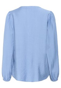 Blusa azzurra chiara con maniche lunghe a sbuffo, scollatura rotonda e finitura in tessuto testurizzato. Presenta polsini elasticizzati e un taglio morbido.