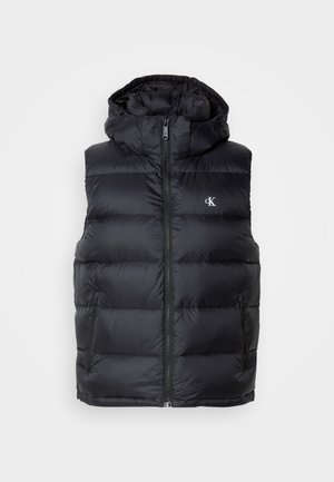 Zwarte puffer vest met capuchon, rits aan de voorkant en zijzakken. Kenmerkt zich door een gewatteerde textuur en een metalen logo op de borst. Lichtgewicht ontwerp.
