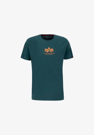 T-shirt en coton bleu foncé avec un col rond, arborant un logo graphique orange sur le devant. Manches courtes et design sobre.