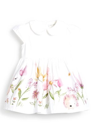 Biała sukienka dla niemowląt z falowanym kołnierzem, krótkimi rękawkami i nadrukiem w stylu akwareli przedstawiającym kwiaty i jeże wokół dolnej krawędzi spódnicy.