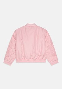 Rosa sateng bomberjakke med ribbet krage, elastisk kant og rynkede ermer. Glatt tekstur, lett design som passer til ulike anledninger.