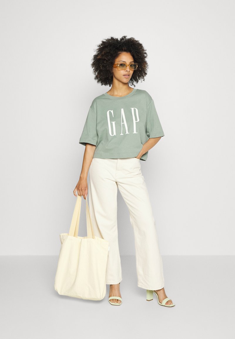 Damen T-Shirts | GAP Petite FASHION LOGO TEE T-Shirt print gasoline green/schwarz - YP89996 Damen T-Shirts | GAP Petite FASHION LOGO TEE T-Shirt print gasoline green/schwarz - YP89996