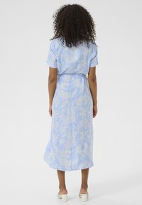 Abito azzurro chiaro con un motivo paisley bianco, maniche corte, vita con cintura e lunghezza midi, realizzato in un tessuto morbido.