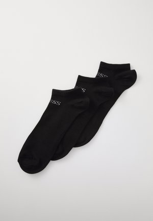 Schwarze Baumwollknöchelsocken mit einem gerippten Design und einem weißen Logo an der Seite. Weicher Stoff mit einer runden Zehenpartie und einem umgeschlagenen Bund. Drei Paar abgebildet.