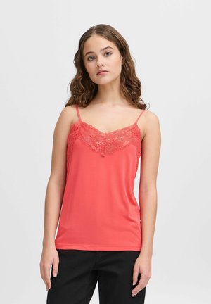 Camisole corail avec bordure en dentelle autour de l'encolure, bretelles fines réglables et tissu doux. Design simple, coupe ajustée et texture lisse.