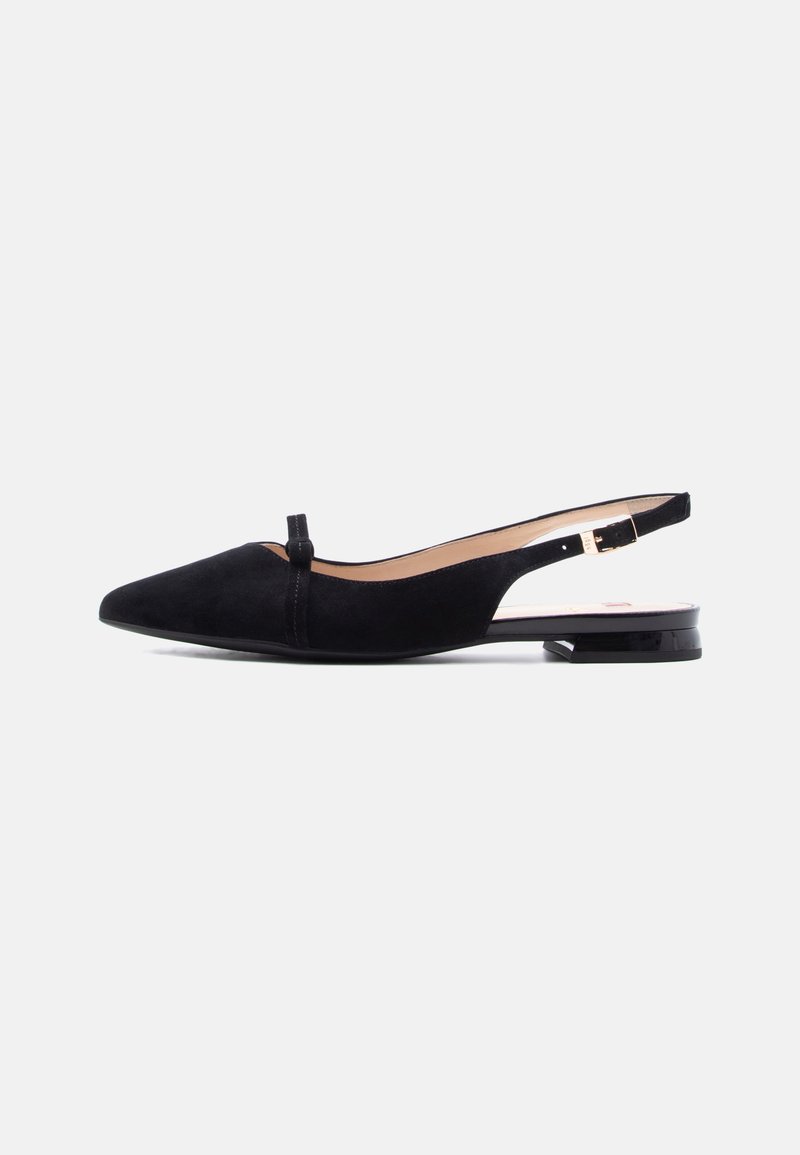 Svart semsket spisse slingback-flatsko med lav, blank hæl og liten frontstroppdetalj mot hvit bakgrunn.