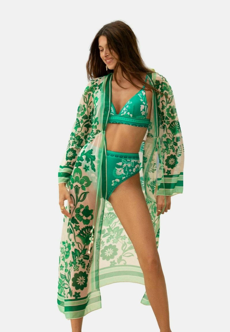 Zeleni kimono s cvjetnim uzorkom od prozirnog materijala i odgovarajući zeleni bikini set. Kimono ima duge rukave, slobodan kroj i živopisne detalje.