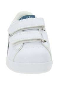 Sneaker bianco con due cinturini in Velcro, superiore in sintetico liscio, punta rotonda, suola bianca texturizzata e dettaglio del logo blu sulla linguetta.