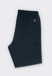 Pantalones cortos de color azul oscuro con cinturilla elástica, bolsillos laterales y un pequeño logo en la parte posterior. Fabricados con material ligero.