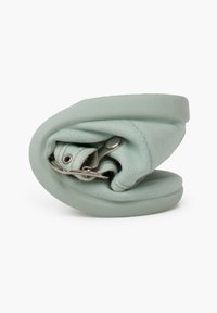 Bolsa plegable de color verde menta con un cuerpo de lienzo texturizado, asegurada por un broche de metal plateado, con un marco redondeado de silicona suave.
