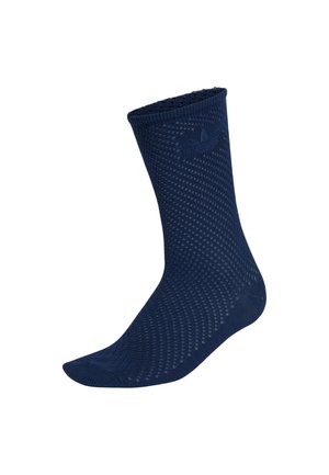 Námořnicky modrá ponožka posádky s texturovaným síťovaným vzorem a nenápadným logem Adidas trefoil poblíž horního lemu.