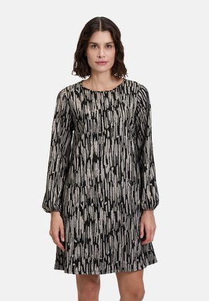 Langärmliges Kleid mit einem schwarzen und metallic-silbernen abstrakten Muster, Rundhalsausschnitt, lockerer Passform und strukturiertem Stoff.