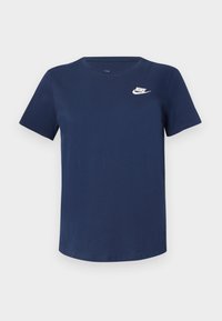 Námornícky modré bavlnené tričko s okrúhlym výstrihom, krátkymi rukávmi a bielym logom Nike na ľavom prsníku. Hladká textúra, jednoduchý dizajn.