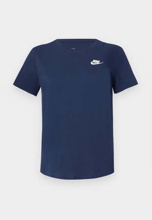 Tamno plava pamučna majica s okruglim izrezom, kratkim rukavima i bijelim Nike logotipom na lijevoj strani prsa. Glatka tekstura, jednostavan dizajn.