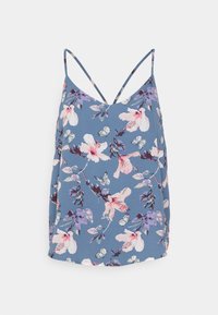 Cami floral en tissu bleu, ornée de fleurs roses et blanches ainsi que de papillons. Design à bretelles avec une coupe décontractée et une texture lisse.