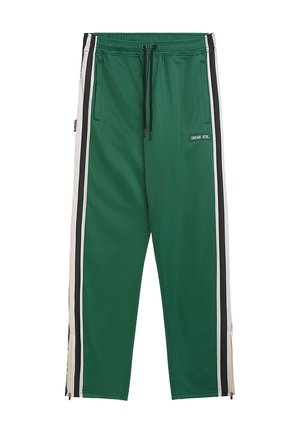 Pantalon de sport vert avec bandes blanches et noires sur les côtés, taille élastique avec cordons noirs, poches avant et détails à fermeture éclair aux chevilles.