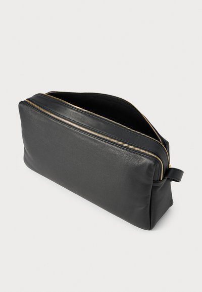 Borsetta in pelle nera con forma rettangolare, chiusura a doppia zip e dettagli in metallo dorato. Superficie testurizzata; design minimalista.