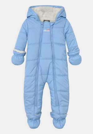 Combinaison de neige bébé bleu clair avec moufles et chaussons attachés, capuche doublée en polaire blanche et fermetures éclair à l'avant.