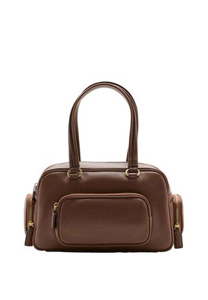 Bolso de mano de cuero marrón con asas dobles, bolsillo delantero con cremallera y compartimentos laterales con cremallera, mostrado sobre un fondo blanco.
