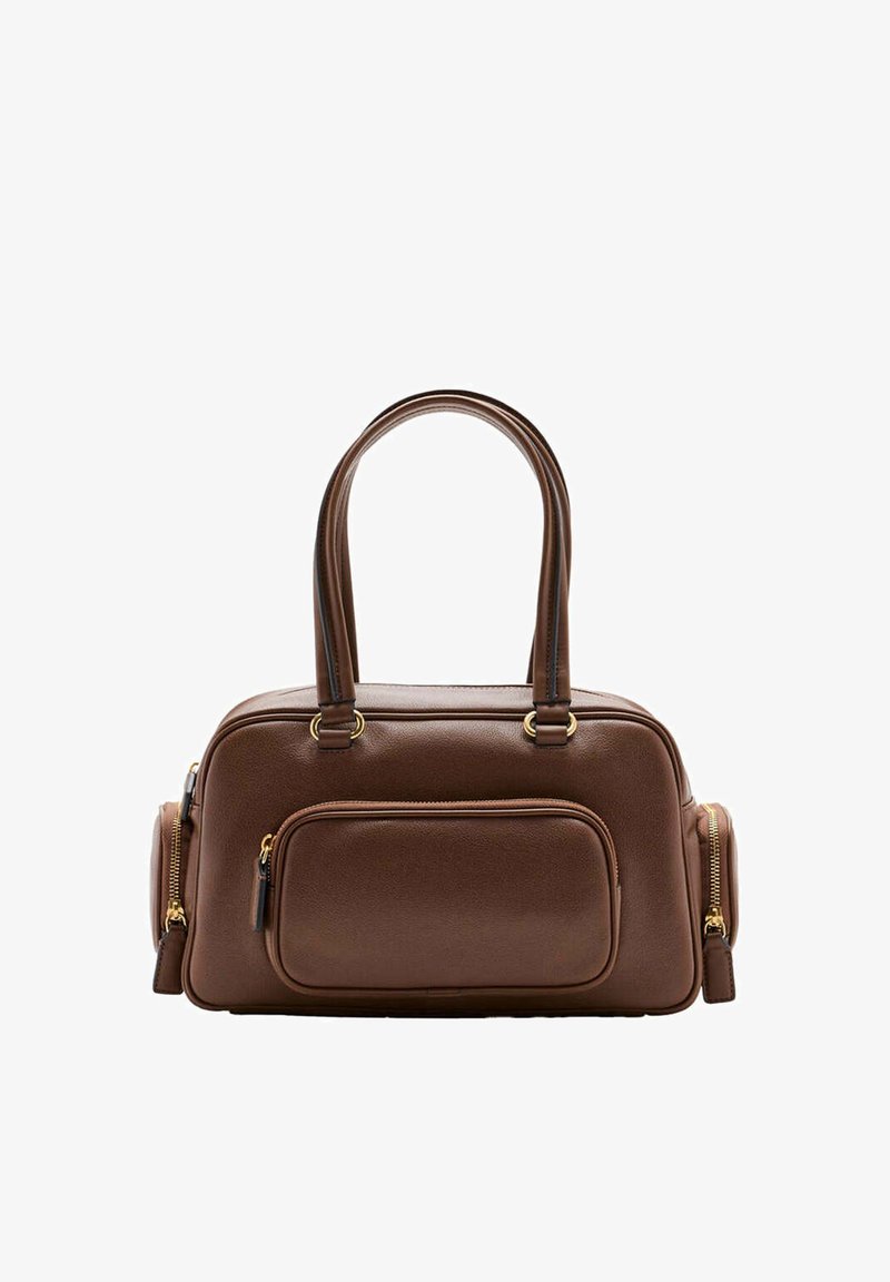 Sac à main en cuir marron avec doubles poignées, poche avant zippée et compartiments latéraux zippés, présenté sur fond blanc.