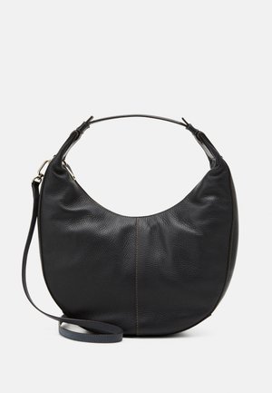 Sac à main en cuir noir en forme de croissant avec une poignée courte et une sangle longue réglable, présenté sur un fond clair.