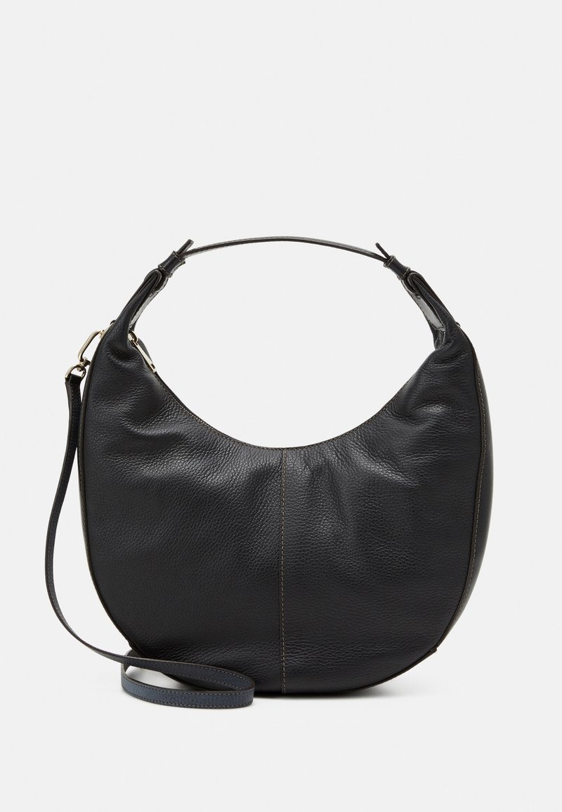 Sac à main en cuir noir en forme de croissant avec une poignée courte et une sangle longue réglable, présenté sur un fond clair.