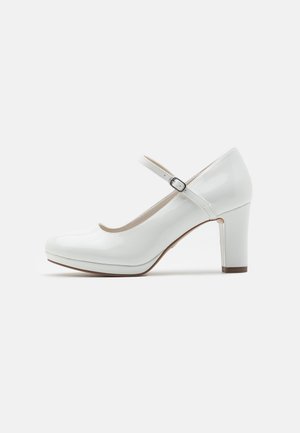 Chaussure Mary Jane en cuir verni blanc avec un talon bloc de hauteur moyenne et une bride réglable avec une boucle en argent.