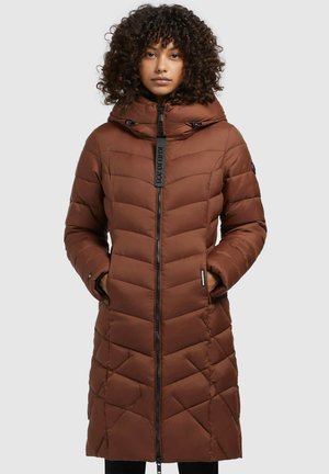 Bruine lange pufferjas met een capuchon, gewatteerd patroon, ritsafsluiting, zijzakken en een merkdecoratie aan de rits. Glad textuur en ontspannen pasvorm.