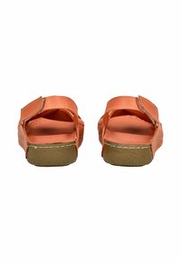 Sandales orange avec deux sangles ajustables, semelle plate et une semelle intérieure texturée de couleur brun clair. Matériau extérieur lisse.