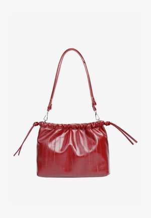 Sac à main en cuir verni rouge avec un haut froncé, une bandoulière réglable et des liens latéraux. Texture lisse avec des lignes verticales subtiles.