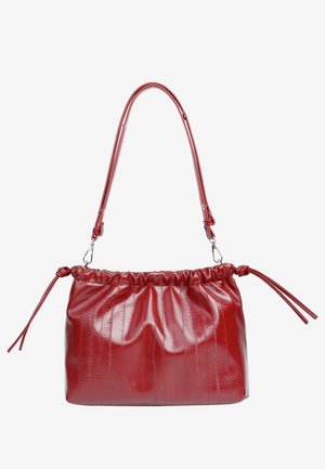 Κόκκινη τσάντα χειρός από πατινέ δέρμα με μαζεμένη κορυφή, ρυθμιζόμενο λουράκι και δεσίματα στο πλάι. Λείο υλικό με διακριτικές κάθετες γραμμές.