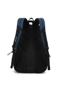 Zaino blu e nero con schienale imbottito e traspirante in rete, spallacci regolabili e tasche laterali doppie. Presenta un design elegante e moderno.