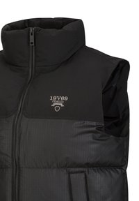 Schwarze gepolsterte Weste mit hohem Kragen, mit einem Reißverschluss, horizontalen und vertikalen Texturen sowie einem dezenten Logo im Brustbereich.