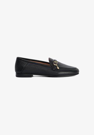 Zwarte leren loafer met platte zool en goudkleurige gespsluiting aan de zijkant, minimalistisch design, gezien vanaf de buitenkant.