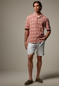 Next TEXTURED CHECK SHORT SLEEVE  WITH CUBAN COLLAR  - REGULAR FIT - Skjorta - pink