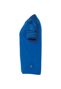 Blauwe sportshirt met korte mouwen. De mouwen hebben een zwart geometrisch patroon. Gemaakt van lichtgewicht stof, het heeft een ronde hals.