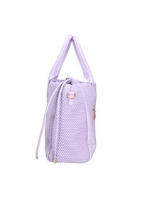 Borsa a mano lavanda con lato intrecciato testurizzato, finitura in pelle liscia e doppi manici. Presenta chiusura con coulisse e accessori in metallo dorato.