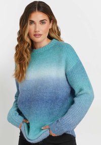 Strickpullover in Farbverläufen von Türkis und Blau, mit einem gerippten Ausschnitt, lockerer Passform und langen Ärmeln mit Bündchen.