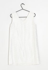 Bezramenné bílé šaty s výstřihem do V, s texturovaným povrchem a jemnými vzory. Visí na černém kovovém háčku.